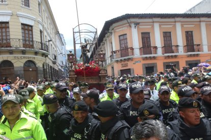 La procesión Jesús del Gran Poder reúne a miles de personas.