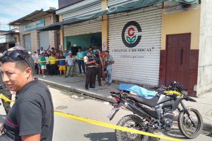 AGENTES verificaban las grabaciones de las cámaras de seguridad del sector para identificar a los atacantes.