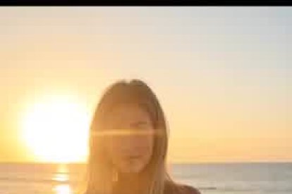 Esta es la mujer con tres senos que causa furor.