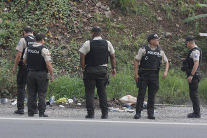 Los restos humanos estaban en dos costales. Dentro de uno de ellos se halló este panfleto.
