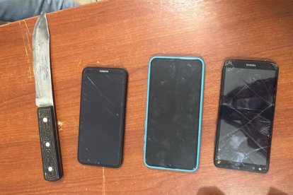 Este cuchillo lo encontraron en la parte trasera de su pantalón.