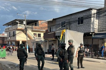 Uniformados llegaron al sitio para tomar procedimiento del caso.