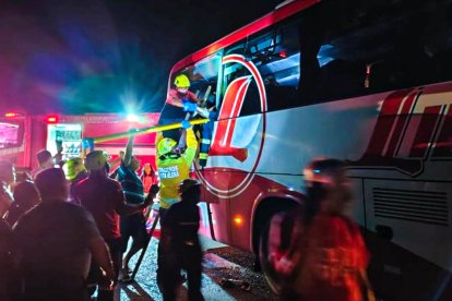 Momentos del rescate del chofer del bus siniestrado