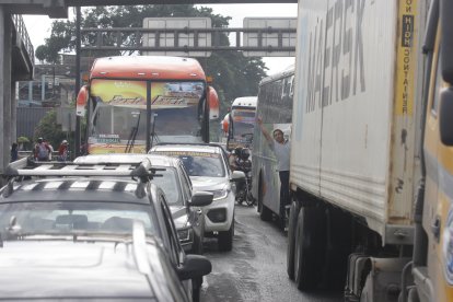 Caos vehicular causado por las lluvias en Guayaquil.