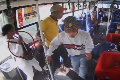 Los tres delincuentes estaban armados con cuchillos durante el robo, en el bus del Valle de los Chillos.