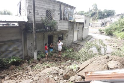 Deslizamiento de tierra a causa de las lluvias en el sector de la Coop. Nueva Prosperina al noroeste de Guayaquil.