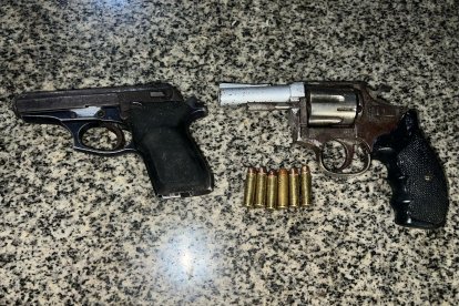 Entre las evidencias constan dos armas de fuego y municiones.