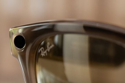 Las nuevas gafas inteligentes de Meta llegarán en 2025 con pantalla y control por gestos.