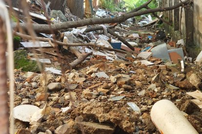 El canal tapado en la urbanización de BonaVila que impide que circule el agua de la vía.
