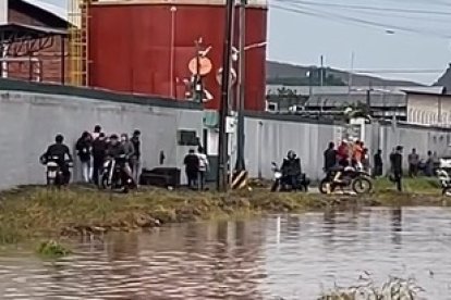 Los trabajadores de las fábricas tuvieron problemas para salir, por el desborde de un canal.