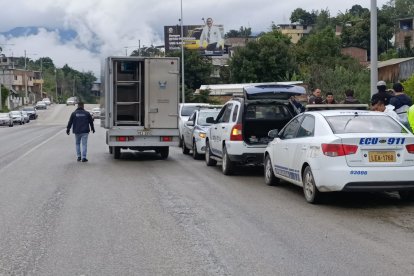 Padres de familia divisaron el cuerpo colgado en el puente.
