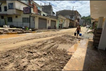 La intensa lluvia que se registró en varias localidades de El Oro afectó a decenas de familias.