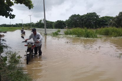Moradores de recintos de Salitre conviven con la inundación.