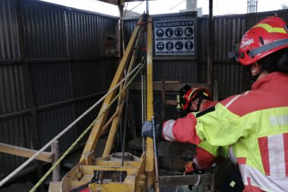 Con un sistema de poleas, los rescatistas llevaron al obrero hasta la superficie.