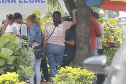 Los familiares de Mario Jiménez llegaron a la morgue para retirar su cuerpo.