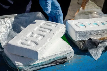 Los bloques de cocaína estaban marcados con iniciales, las cuales identifican al grupo criminal que los trafica.