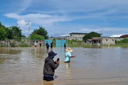 El agua de un rio sorprendió a los pobladores de Palmar.