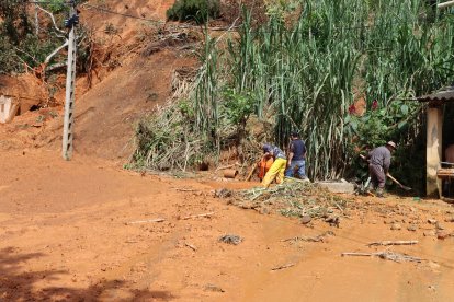 Las fuertes lluvias han dejado incomunicado con la provincia de Loja.