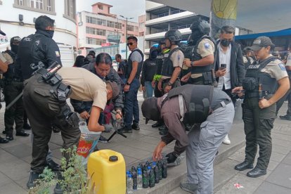 Licor artesanal, drogas y armas cortopunzantes fueron hallados en un área que debería ser de recreación familiar.