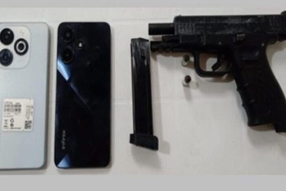 Un arma traumática y celulares fueron parte de las evidencias.