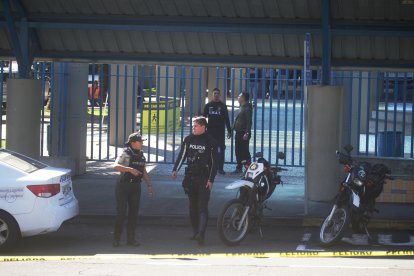 Los agentes policiales no lograron detener a los implicados en el atraco en el Quicentro Sur.