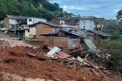 Habitantes en emergencia por deslizamiento desde una montaña.