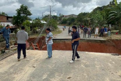 Parte de la vía que conecta a Balsas y Marcabelí se desplomó.