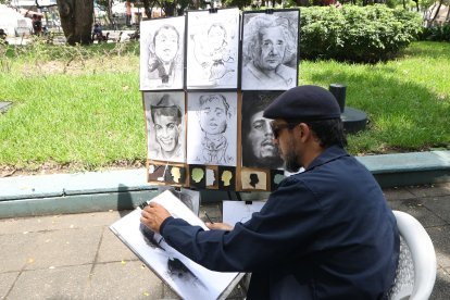 Iván Cruz y sus dibujos y caricaturas: una vida dedicada al arte.
