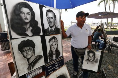 Humberto Sánchez y sus caricaturas y dibujos en el malecón de Guayaquil. Desde los 18 años vive de esta profesión.