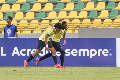 Jugadores de la selección Sub 17 de la Tricolor festejan en el triunfo contra Bolivia en el Sudamericano