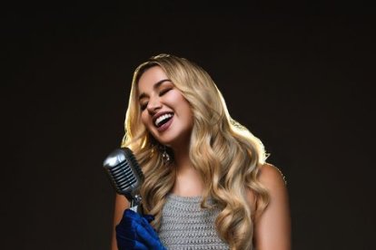 Actualmente vive del canto y de la actuación.