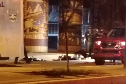 Los cadáveres fueron embarcados en el vehículo de Medicina Legal.