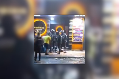 La mujer quedó tirada en la acera.