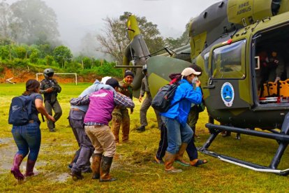 Un padre y dos hijos fueron rescatados y trasladados en helicóptero hacia una casa de salud.