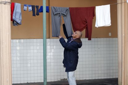 Marco Iván Aceldo deja colgando su ropa hasta ir  a trabajar