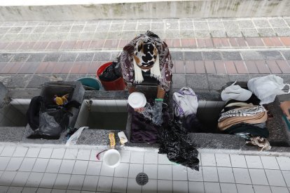 Luz aún lava ropa ajena para sobrevivir. Cada docena de ropa cuesta 2 dólares.