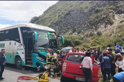 Bomberos realizaron labores intensas para liberar al conductor que permanecía atrapado en el vehículo.