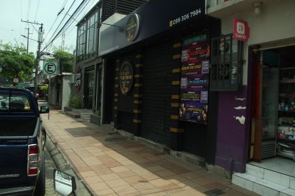 El cuerpo de la mujer quedó junto a la puerta de ingreso del establecimiento.