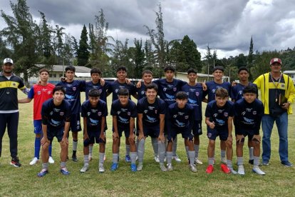 Eduardo Morante (i) entrena junto a su hermano César Morante (d) a los chicos de la Academia Dortmund, en el Complejo de Abogados, Vía a Salitre.