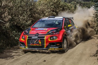 El Citroen 1.6 Turbo de Fernando Andrade en muestra de vértigo y espectáculo por caminos rurales.