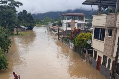 En el cantón Centinela del Cóndor, varias viviendas resultaron inundadas.