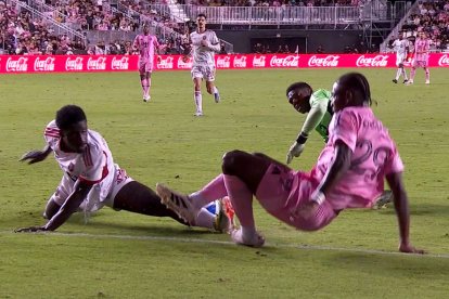 Allen Obando en la opción más clara que tuvo para anotar en su estreno.