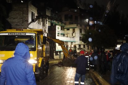 Cada entidad municipal colaboró para remover los escombros, en la avenida Conquistadores, en Guápulo.