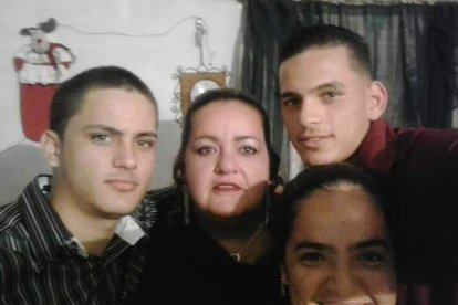 La familia de Adriana Atencio se desintegró por los problemas que atraviesa Venezuela.