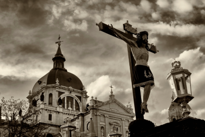 La Semana Santa es un viaje de fe y tradición que conmemora la pasión, muerte y resurrección de Jesucristo.