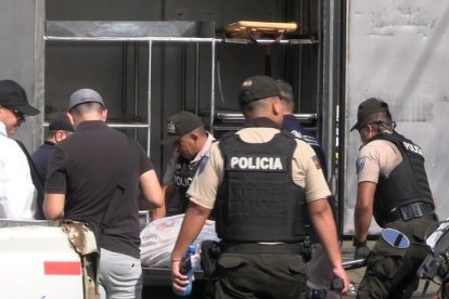 Los cuerpos fueron llevados al Centro Forense de Manta para las diligencias.