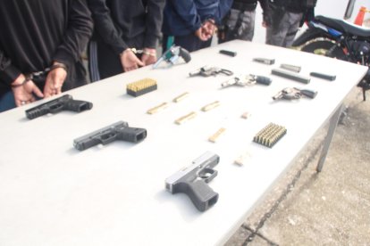 Ciudadanos son captados para mover armas.