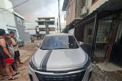 En este vehículo fueron sorprendidos un hombre y una mujer que laboraban como guías carcelarios en Manabí