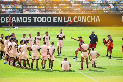 Fabián Bustos dejó listo el equipo para el duelo ante Independiente del Valle.