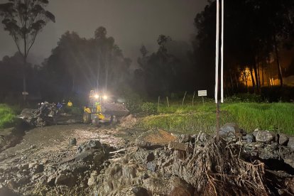 El lodo que descendió por la calle Nela Martínez fue a causa del taponamiento de la quebrada Los Arupos, en Conocoto.